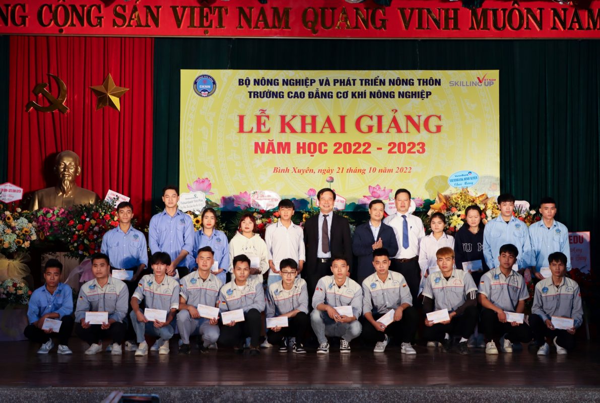 Đại diện các doanh nghiệp trao tặng học bổng cho HSSV nhà trường